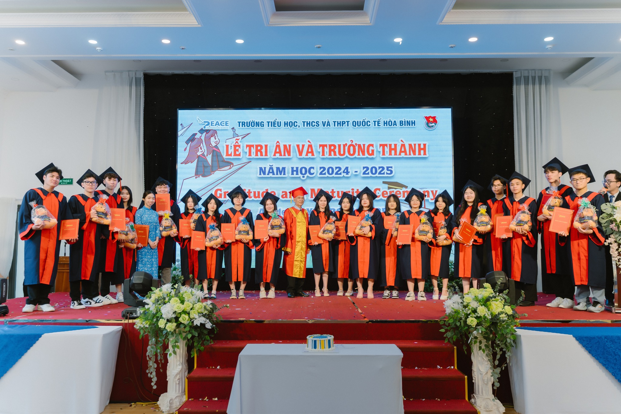 100% HỌC SINH TRƯỜNG QUỐC TẾ HÒA BÌNH TỐT NGHIỆP THPT 2025!